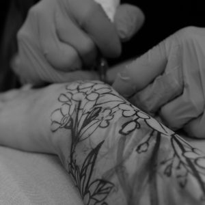 Веточка с цветами тату на руке