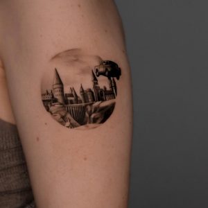 Город и летящая машина тату на плече