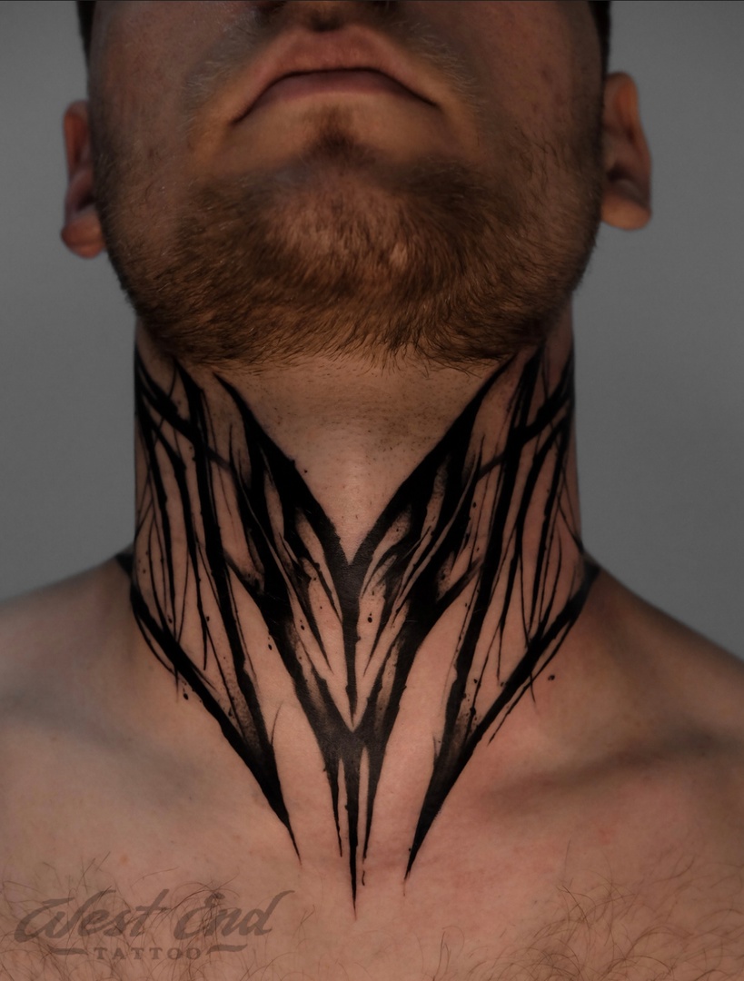 Идеи татуировок крылья на шее для женщин