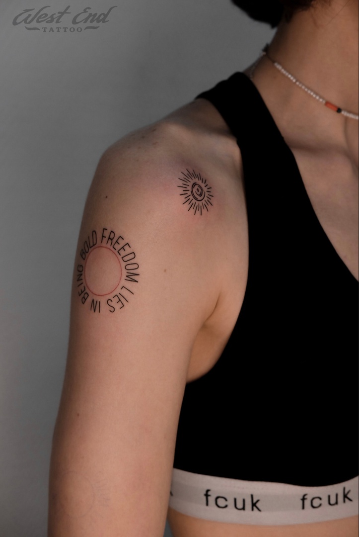 Татуировки надписи на французском на бедрах для девушек