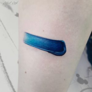 Синяя краска тату на руке