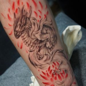 Дракон в огне тату на руке