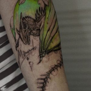 Зеленый дракон тату на предплечье
