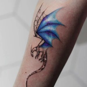 Дракон с голубыми крыльями тату на предплечье