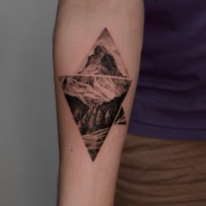 Гора, природа, треугольники тату на руке